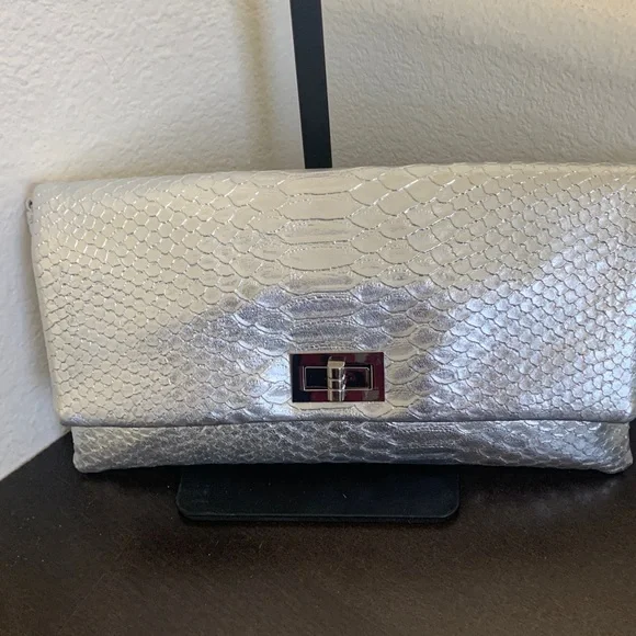 Elegant Silver Textured  Crossbody/Clutch with Chain Strapz - Picture 11 of 11